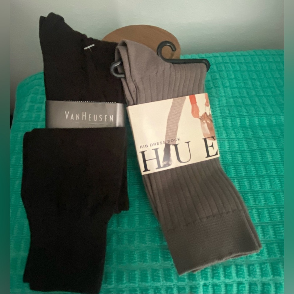 2-NWT-PAIRS OF WOMENS DRESS SOCKS VAN HEUSEN AND HUE - Picture 5 of 13
